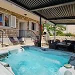 Aqua Dream - Private Jacuzzi, Wood Bbq , Terrace , Ground Floor דירה