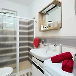 דירה Aqua Dream - Private Jacuzzi, Wood Bbq , Terrace , Ground Floor