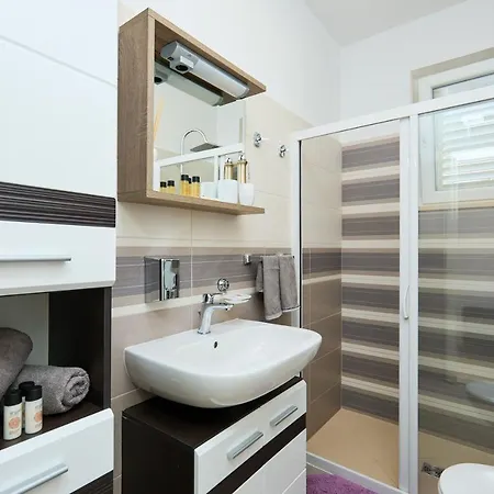 Aqua Dream - Private Jacuzzi, Terrace , Ground Floor