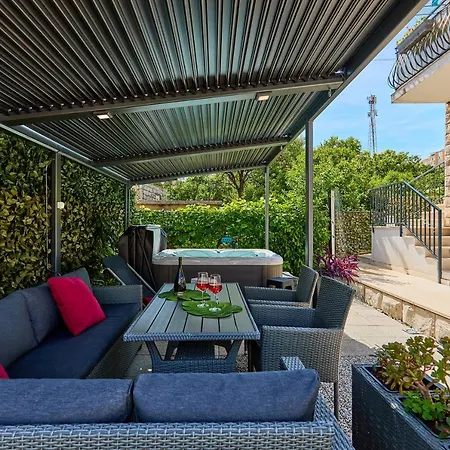 Apartment Aqua Dream - Private Jacuzzi, Terrace , Ground Floor Mokosica
